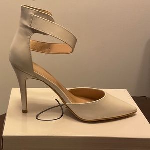 J Adams white pointed toe pumps